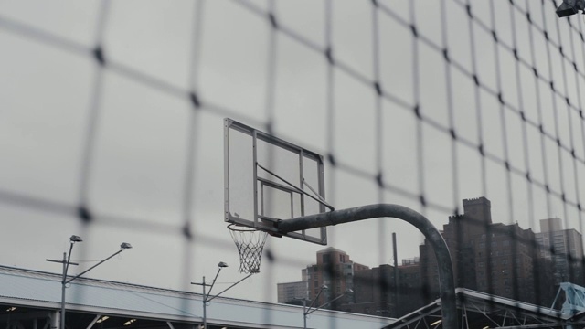 篮球框从围栏上看天空视频下载