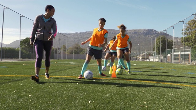 女子足球队训练视频素材