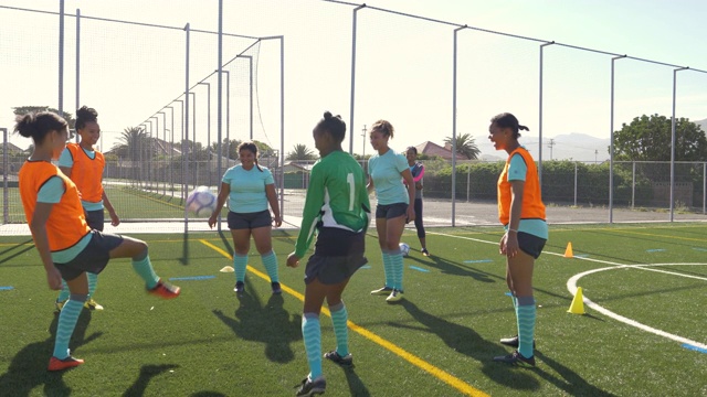 女子足球队训练视频素材