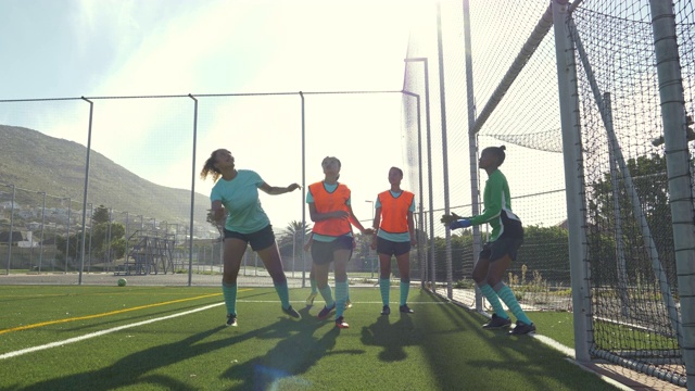 女子足球队练习视频素材