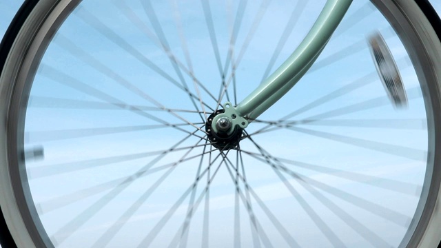 自行车轮子在蓝天下旋转的慢镜头特写视频下载