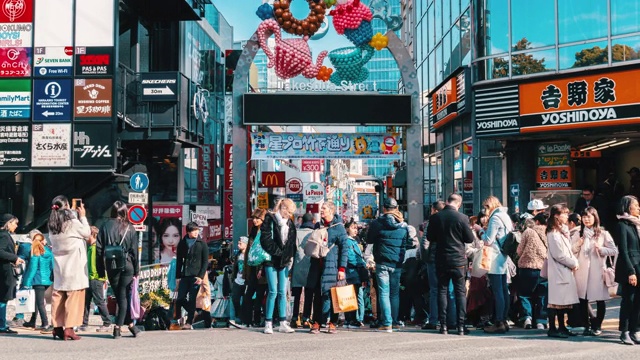 在日本东京市原宿站竹下街，一群未定义的人和游客在参观和享受最时尚的时尚。日本文化和购物区概念视频素材