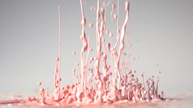 粉红色的舞蹈颜色与白色背景在慢动作视频下载
