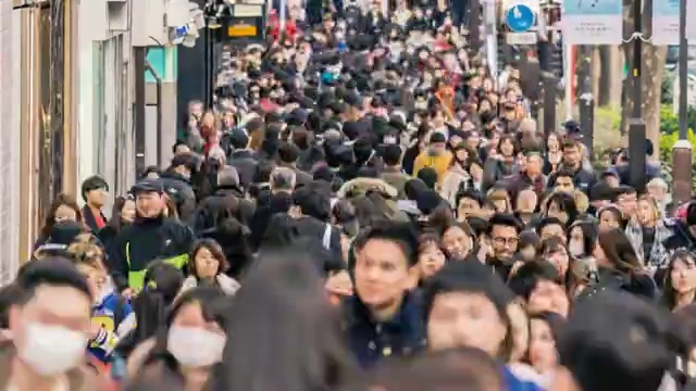 4K时间流逝，一群不明身份的人在东京原宿时尚中心附近的街道上自由行走。日本文化和拥挤概念视频素材