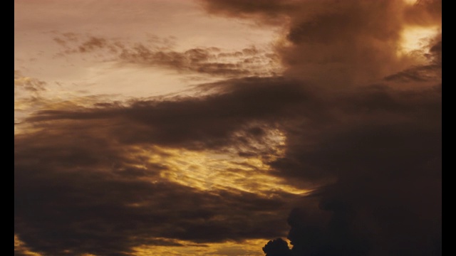 日落时天空和乌云的时间流逝视频素材