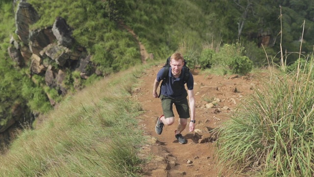 背着背包在山上跑的男人视频下载
