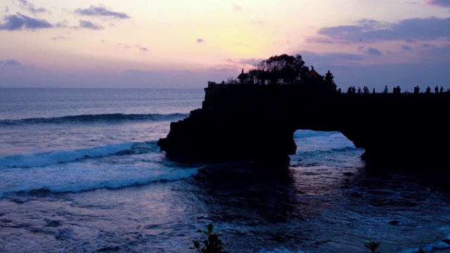 巴图博龙寺的日落海滩照在海岩上视频下载