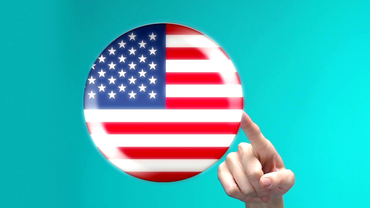 女人的手按美国国旗按钮，学习外语，技术视频下载