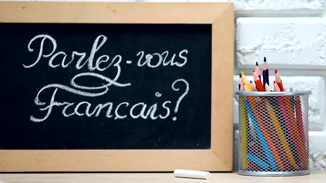 你在黑板上说法语，在笔筒里说国旗，在语言中心说法语吗视频下载