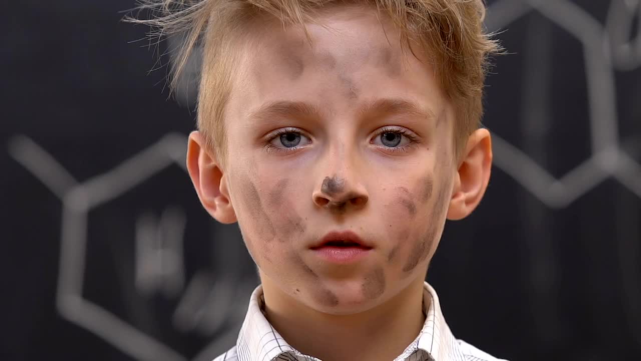 震惊的男孩肮脏的脸耸肩，在化学课上爆炸视频下载