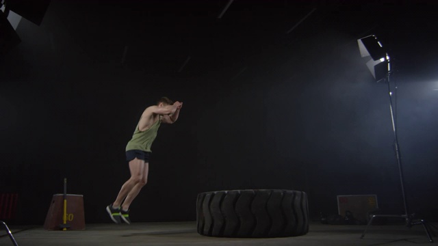 运动员跳上大型拖拉机轮胎视频下载