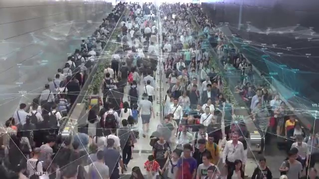 4K分辨率的网络连接和沟通概念与香港火车站的行人通勤者。物联网和大数据概念视频下载