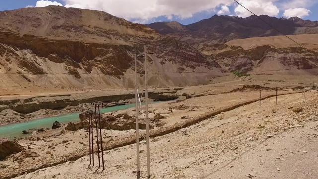 平原和山脉之间的河流视频下载