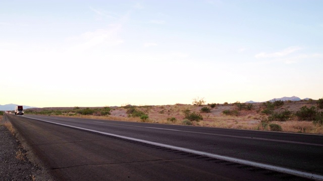 美國西部鄉村州際公路上的長途半掛車視頻素材