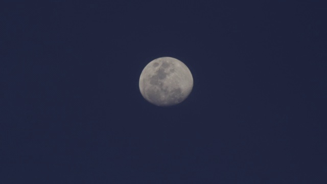 月亮在黄昏的天空视频素材