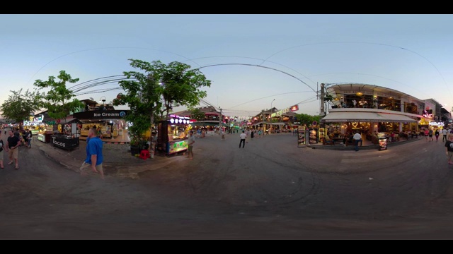 360 VR /人们晚上走在暹粒的酒吧街视频下载