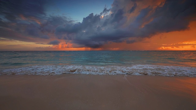 海上日出和异国情调的天堂岛海滩。蓬塔卡纳，多米尼加共和国。视频下载