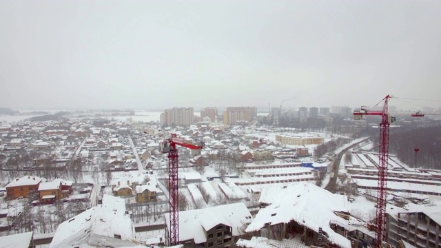 空中拍摄的冬季未完工的住宅区视频素材
