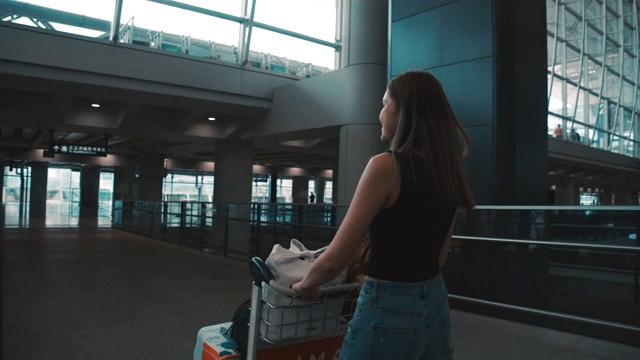 飞机上的乘客步行把行李拖到登机口。在旅客大厅视频下载