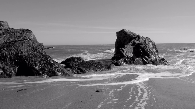 太平洋的狂野海岸。黑色和白色。美国加州视频下载