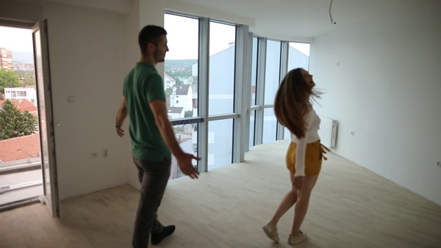 幸福的一对进入他们的新公寓视频素材