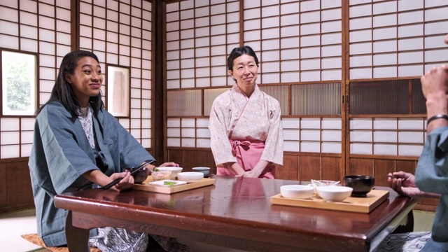 混合种族客人和日本服务员在东京旅馆视频素材