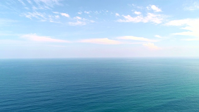 美丽的大海在夏季白云和蓝天的镜头从无人机鸟瞰视频下载