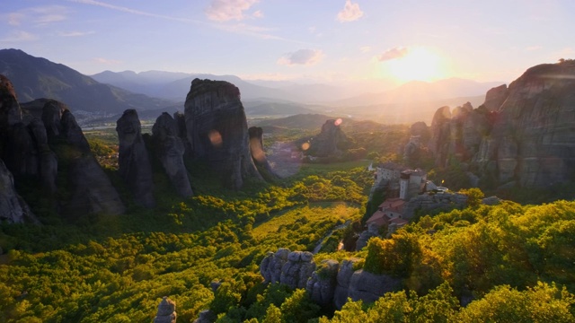 日落时希腊的迈特拉修道院视频素材
