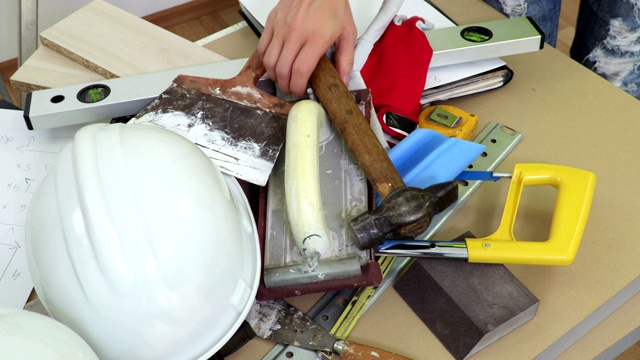 女建筑工人把工具放在桌子上视频下载
