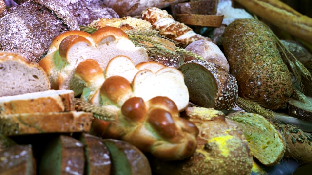 各种传统世界面包。近距离拍摄编织面包和南瓜籽面包。视频素材