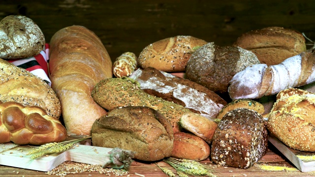 面包，面包，面包在一个黑暗的背景的木头。视频素材