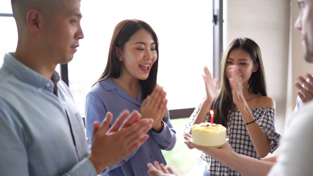 亚洲女孩和她最好的朋友庆祝生日视频下载