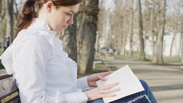 在公园里看书的女人视频素材