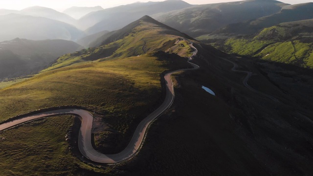 阿尔卑斯山脉公路鸟瞰图视频下载