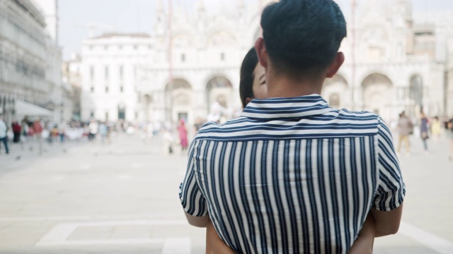 年轻的亚洲夫妇在意大利威尼斯亲吻拥抱视频素材