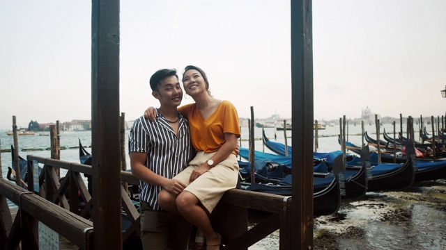 一对年轻的亚洲夫妇在意大利威尼斯视频素材