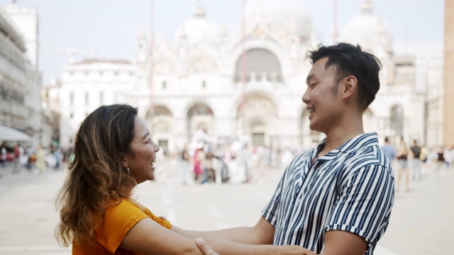 年轻的亚洲夫妇在意大利威尼斯亲吻拥抱视频下载
