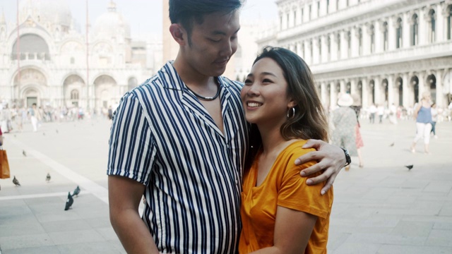 年轻的亚洲夫妇在意大利威尼斯亲吻拥抱视频素材
