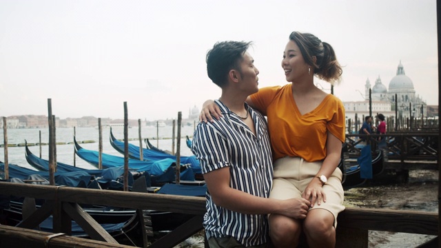 一对年轻的亚洲夫妇在意大利威尼斯视频素材