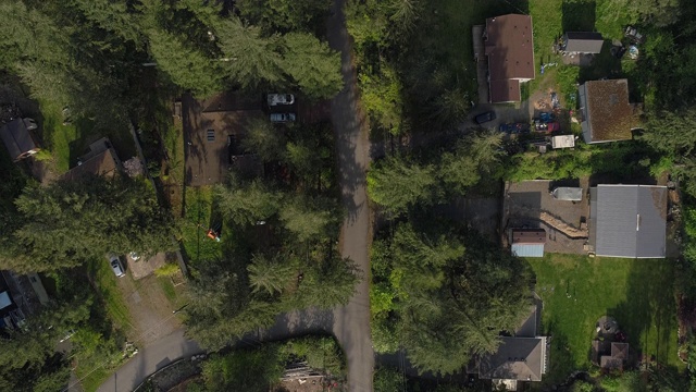 从空中俯瞰美国西北部华盛顿州山区的小镇金条。无人机视频与平移摄像机运动。视频下载