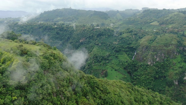 一架无人机拍摄的哥伦比亚山区农场和荒野视频下载