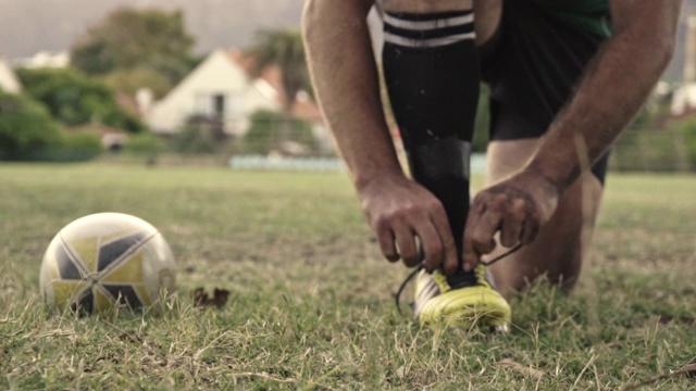调整鞋带的橄榄球运动员视频下载