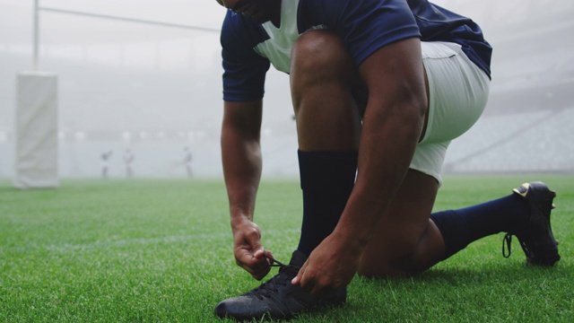 橄榄球运动员系鞋带在4k体育场视频下载