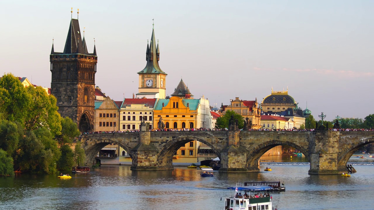 著名的标志性图像查尔斯桥和布拉格城市天际线视频下载