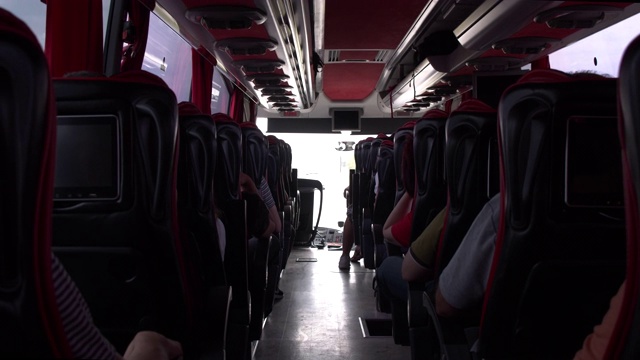 在公路上乘公共汽车旅行视频素材