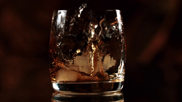 SLO MO向威士忌中加入冰块视频下载