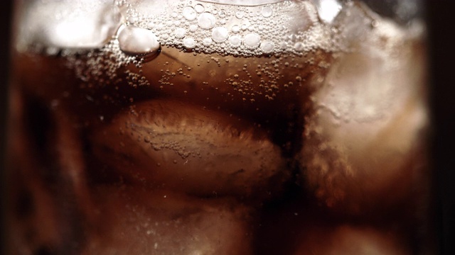 SLO MO CU一杯加冰的软饮料视频下载