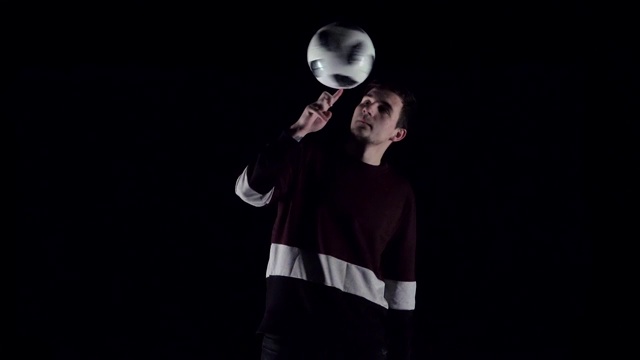 足球运动员用球耍花招的慢动作。特写镜头视频素材