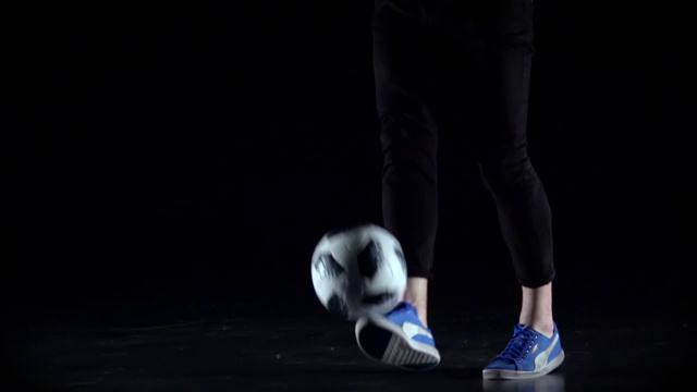 特写的熟练的运动员的脚填塞球在黄昏。慢动作视频下载