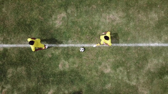 无人机在足球比赛开始时的视角视频下载